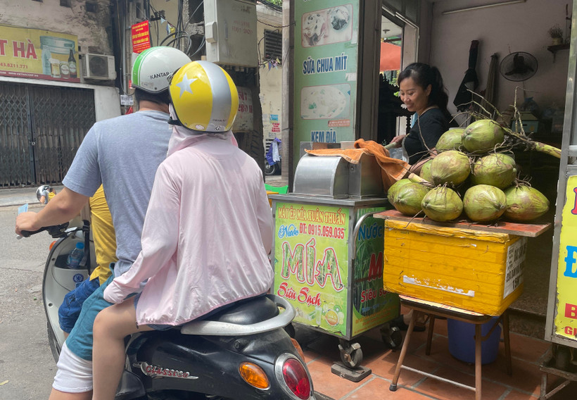 Mặt hàng nước giải khát vỉa hè đang được tiêu thụ rất mạnh. (Ảnh: PV/Vietnam+)