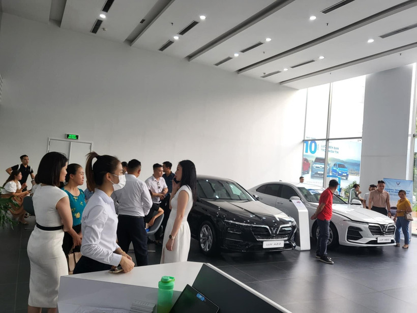 Các đại lý kinh doanh xe VinFast đang giảm giá sâu nhiều mẫu xe chạy xăng. (Ảnh: PV/Vietnam+)