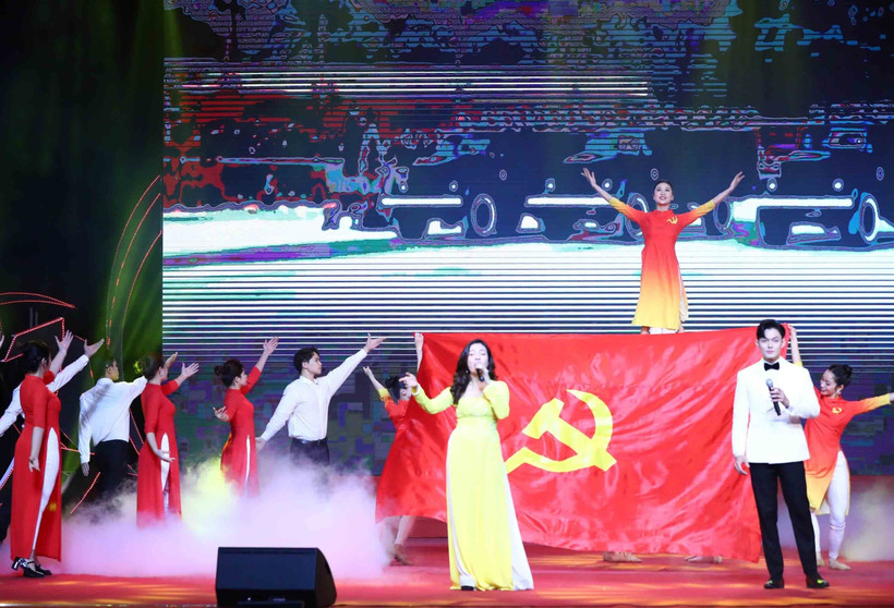 Các tiết mục văn nghệ đặc sắc chào mừng thành công Đại hội. (Ảnh: Minh Đức/TTXVN) 