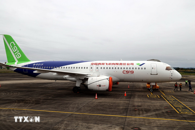 Máy bay C919 của Trung Quốc trưng bày tại sân bay Vân Đồn. (Ảnh: Đức Hiếu/TTXVN)