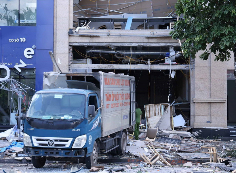 Hiện trường vụ nổ lớn ở tòa nhà The City Light, thành phố Vĩnh Yên, Vĩnh Phúc. (Ảnh: Hoàng Hùng/TTXVN)