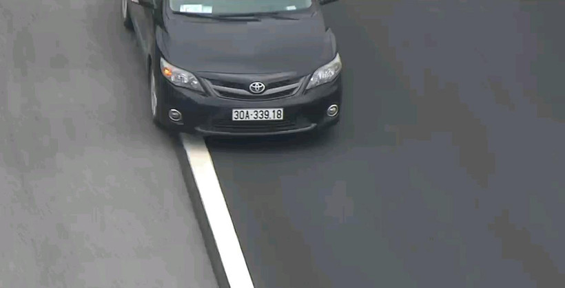 Chiếc ô tô bốn chỗ cố tình đi lùi gần 6km trên tuyến đường cao tốc Hà Nội-Hải Phòng. (Ảnh: VIDIFI cung cấp)