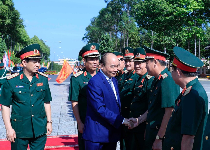Thủ tướng Nguyễn Xuân Phúc với các cán bộ, sỹ quan chỉ huy của Bộ Tư lệnh Quân khu 9. (Ảnh: Thống Nhất/TTXVN)