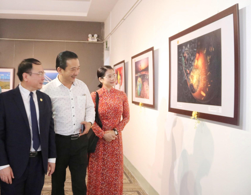 Trưng bày các tác phẩm của Cuộc thi Ảnh nghệ thuật Việt Nam năm 2020 tại Bảo tàng Mỹ thuật Thành phố Hồ Chí Minh (Quận 1). (Ảnh: Thu Hương/TTXVN) 