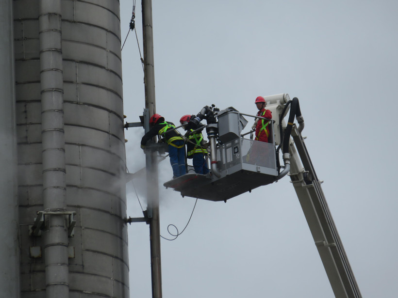 Lắp cùm và bơm kem cho vị trí bị thủng đường ống hơi nước trên tháp T-2103, phân xưởng Thu hồi Propylene. (Nguồn: Vietnam+)