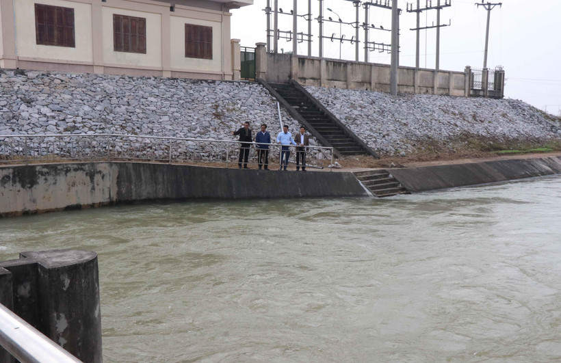 Trạm bơm Phú Mỹ, huyện Thuận Thành, tỉnh Bắc Ninh hoạt động hết công suất bảo đảm lấy nước đổ ải. (Ảnh: Thái Hùng/TTXVN)