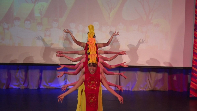 Tiết mục múa 'Đất nước lời ru' trong đêm giao lưu. (Ảnh: Hồng Quân/TTXVN)