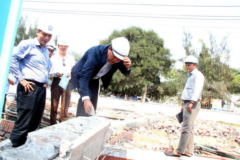 Thứ trưởng Lê Quang Hùng khảo sát thực tế tại hiện trường vụ tai nạn. (Ảnh: Lê Thúy Hằng/TTXVN)