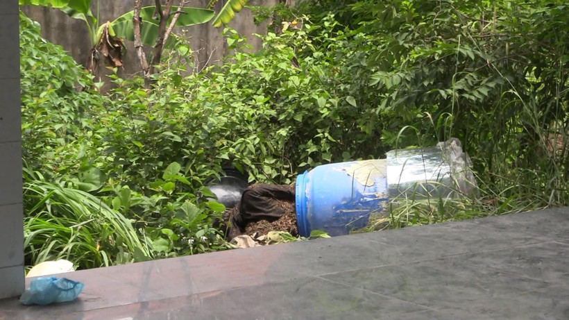 Hiện trường nơi phát hiện thi thể thứ hai được để trong thùng nhựa xanh. (Ảnh: Huyền Trang/TTXVN)