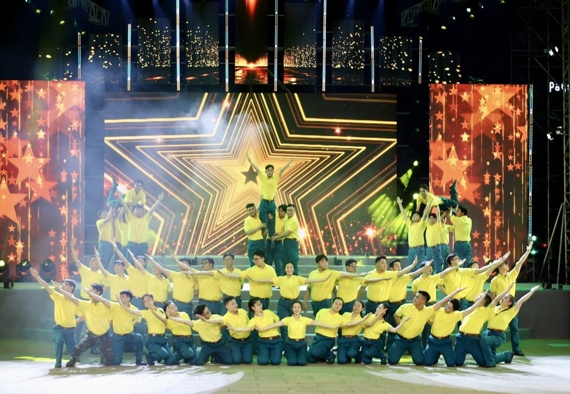 Tiết mục múa dân vũ do các chiến sĩ Lực lượng vũ trang Quận 5, Bộ Tư lệnh Thành phố Hồ Chí Minh trình diễn. (Ảnh: Hồng Giang/TTXVN)