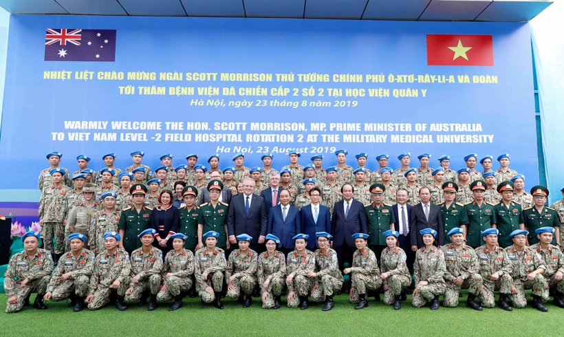 Thủ tướng Nguyễn Xuân Phúc, Thủ tướng Australia Scott Morrison, Phó Thủ tướng Vũ Đức Đam với các chiến sỹ của Bệnh viện dã chiến cấp 2 số 2. (Ảnh: Thống Nhất/TTXVN)
