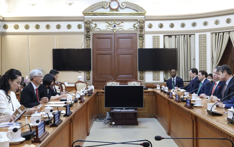 Lãnh đạo Thành phố Hồ Chí Minh tiếp Thượng nghị bang Indiana, Thượng viện Hoa Kỳ. (Ảnh: Xuân Anh/TTXVN)