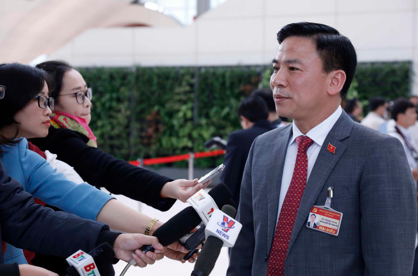 Đồng chí Đỗ Trọng Hưng (Đoàn đại biểu Đảng bộ tỉnh Thanh Hoá) trả lời phỏng vấn của phóng viên các cơ quan thông tấn, báo chí. (Ảnh: TTXVN)