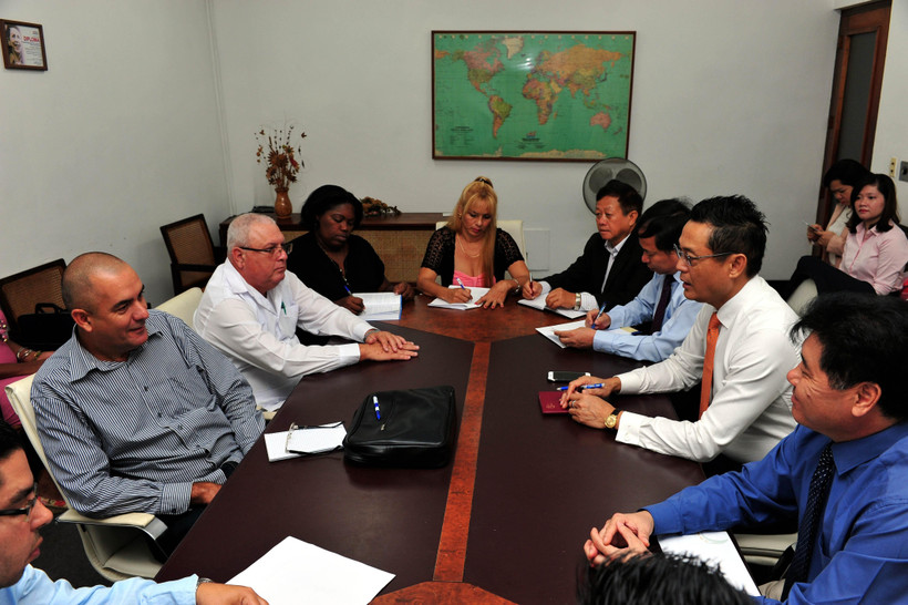 Lãnh đạo Bộ Nông nghiệp Cuba tiếp đoàn chuyên gia lúa gạo Việt Nam trước lễ khai mạc giai đoạn 5 của dự án. Ảnh: Lê Hà/TTXVN)