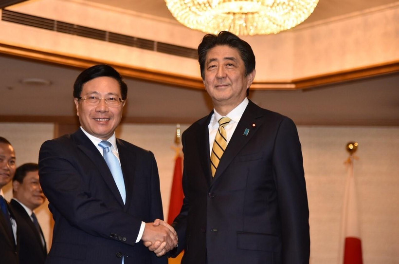 Phó Thủ tướng, Bộ trưởng Ngoại giao Phạm Bình Minh chào xã giao Thủ tướng Nhật Bản Shinzo Abe. (Ảnh: Đào Tùng/TTXVN)