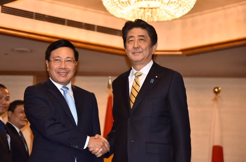 Phó Thủ tướng, Bộ trưởng Ngoại giao Phạm Bình Minh chào xã giao Thủ tướng Nhật Bản Shinzo Abe. (Ảnh: Đào Tùng/TTXVN)