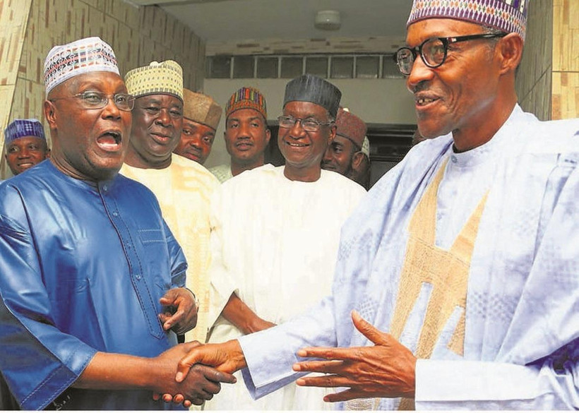 Tổng thống Nigeria Muhammadu Buhari (phải) và lãnh đạo đối lập Atiku Abubakar (trái) tại một cuộc gặp. (Ảnh: EPA/TTXVN)