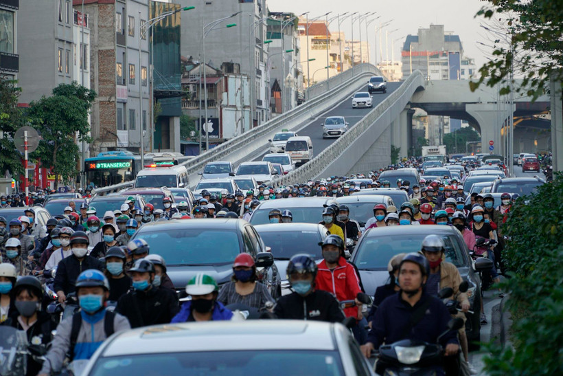 Lượng phương tiện dồn nhanh và nhiều ở cùng một thời điểm khiến nút giao Ngã Tư Sở bị ùn tắc sau khi thông xe đường vành đai 2 đoạn Ngã Tư Sở-Ngã Tư Vọng. (Ảnh: Minh Hiếu/Vietnam+)