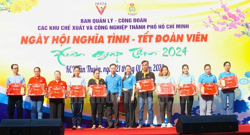 Bà Vũ Thế Vân trao quà Tết cho công nhân lao động tại Ngày hội. (Ảnh: Trang tin Điện tử Thành phố Hồ Chí Minh)