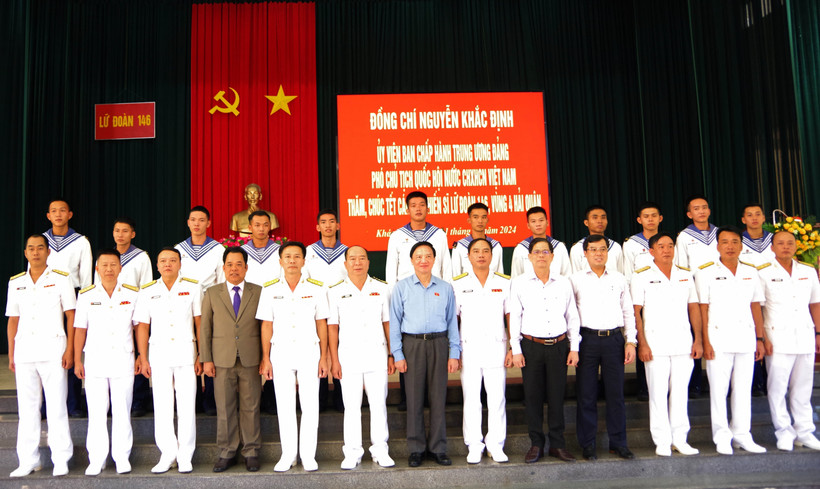 Phó Chủ tịch Quốc hội Nguyễn Khắc Định (giữa) và đoàn công tác chụp ảnh lưu niệm với cán bộ, chiến sỹ Lữ đoàn 146. (Ảnh: TTXVN phát)