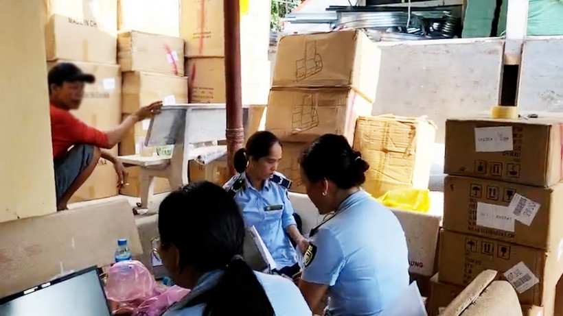 Lực lượng chức năng kiểm tra, thống kê hàng hóa vi phạm. (Ảnh: Thanh Sang/TTXVN)