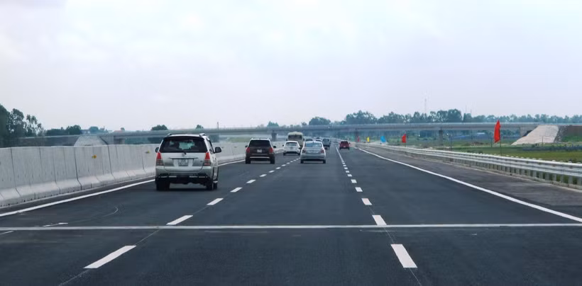Phương tiện lưu thông trên đoạn tuyến cao tốc được đưa vào khai thác. (Ảnh: Việt Hùng/Vietnam+)