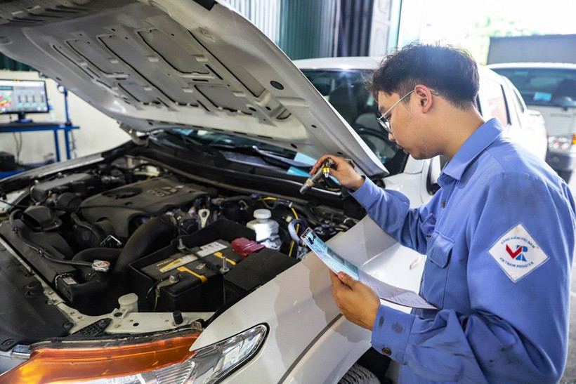 Nhân viên đăng kiểm tiến hành các quy trình kiểm định xe cơ giới. (Ảnh: Hoài Nam/Vietnam+)
