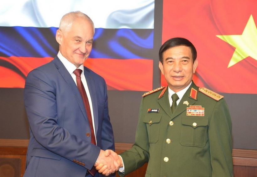 Bộ trưởng Bộ Quốc phòng Phan Văn Giang và Bộ trưởng Bộ Quốc phòng LB Nga Andrey Removich Belousov. (Ảnh: Quang Vinh/TTXVN)