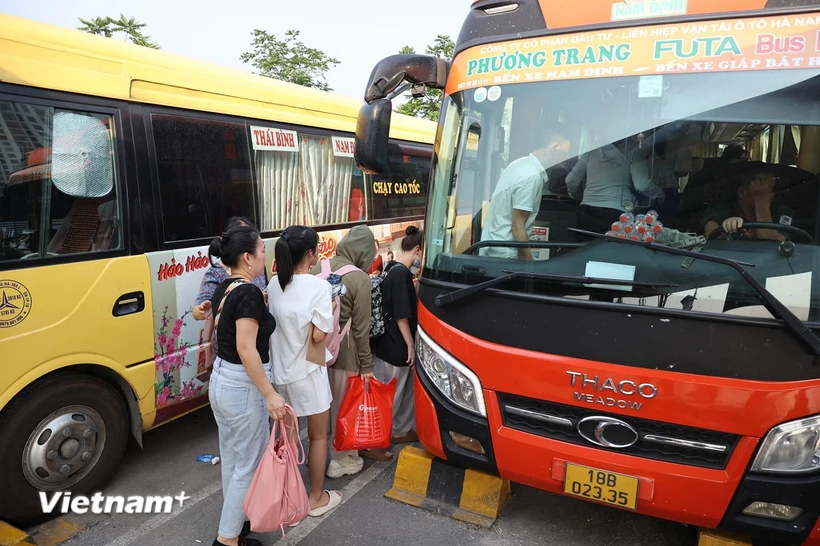 Các bến xe tại Hà Nội đều đã có kế hoạch tăng cường xe để đáp ứng nhu cầu đi lại của người dân dịp nghỉ lễ 30/4-1/5. (Ảnh: Việt Hùng/Vietnam+)