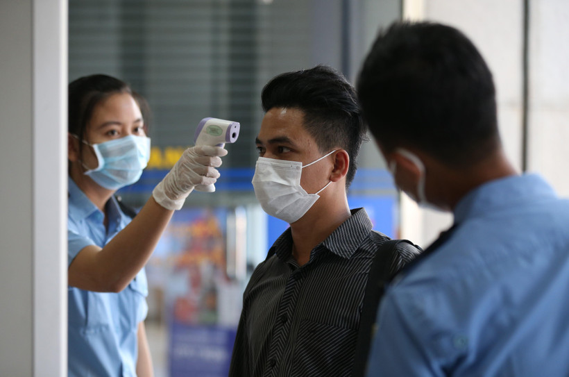 Một nhân viên kiểm tra thân nhiệt cho người dân tại Yangon, Myanmar nhằm ngăn chặn sự lây lan của dịch COVID-19, ngày 13/3/2020. (Ảnh: THX/TTXVN)