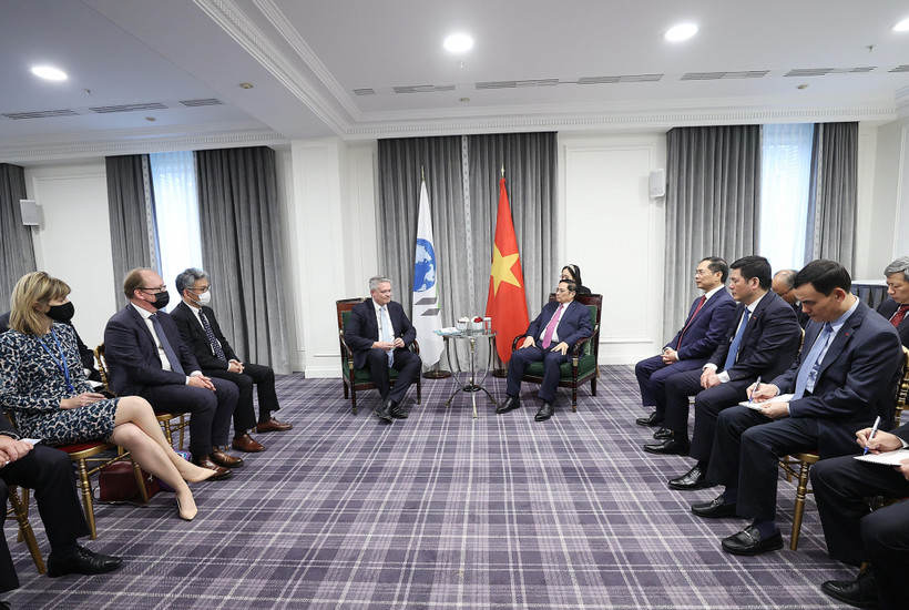 Thủ tướng Phạm Minh Chính tiếp Tổ chức Hợp tác và Phát triển kinh tế (OECD) Mathias Cormann. (Ảnh: Dương Giang/TTXVN)