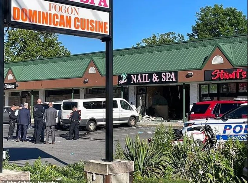 Cảnh sát Mỹ điều tra tại hiện trường vụ tai nạn. (Ảnh: Daily Mail)