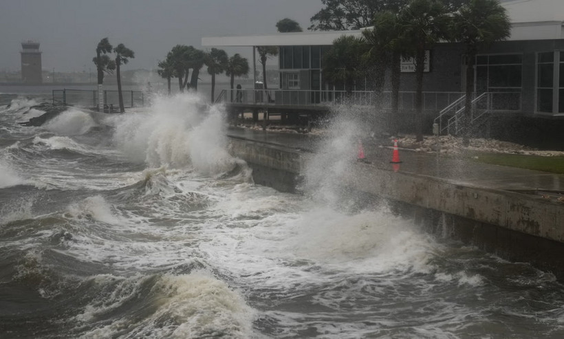 Sóng đánh vào cầu tàu St Pete ở St Petersburg, Florida, ngày 9/10. (Ảnh: Getty Images)