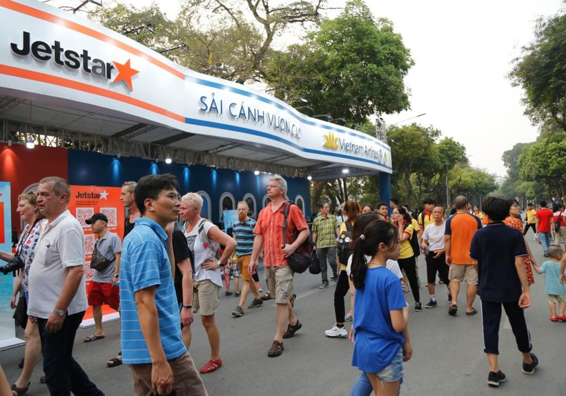 Vietnam Airlines và Jetstar Pacific giới thiệu hàng nghìn vé máy bay đi nội địa, quốc tế giá hấp dẫn tại sự kiện Vietnam Airlines Festa. (Ảnh: CTV/Vietnam+)