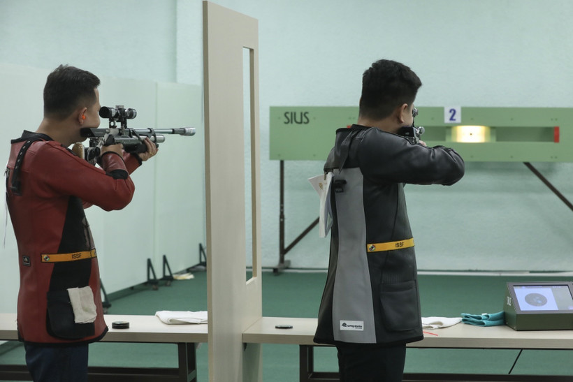 Các vận động viên thi đấu nội dung 10m súng trường hơi di động hỗn hợp nam. (Ảnh: Minh Quyết/TTXVN)