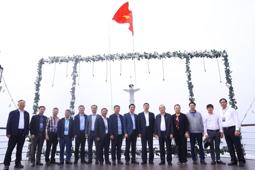 Phó Chủ tịch Ủy ban Trung ương MTTQ Việt Nam Hoàng Công Thủy và Phó Chủ tịch Chính hiệp Toàn quốc Trung Quốc Vương Dũng với đại biểu hai nước tham quan Vịnh Hạ Long. (Ảnh: Văn Điệp/TTXVN)