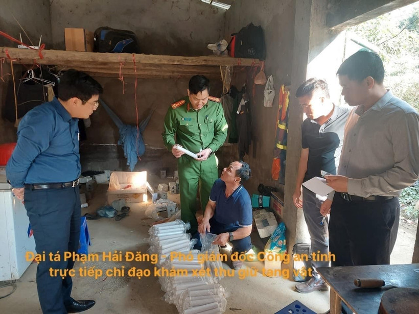 Đại tá Phạm Hải Đăng, Phó Giám đốc Công an tỉnh Lai Châu chỉ đạo khám xét thu giữ tang vật. (Ảnh: TTXVN phát)