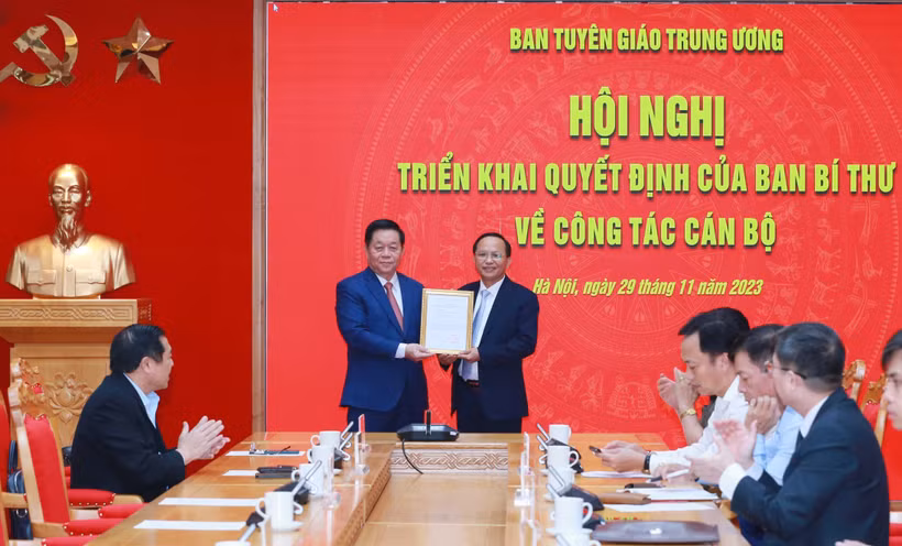 Trưởng ban Tuyên giáo Trung ương Nguyễn Trọng Nghĩa trao quyết định bổ nhiệm cho ông Phạm Ngọc Phương. (Ảnh: Phương Hoa/TTXVN)