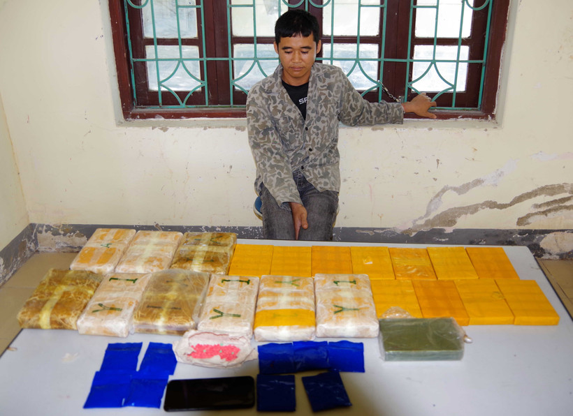 Đối tượng Lường Văn Vui và tang vật tại cơ quan chức năng. (Ảnh: TTXVN phát)