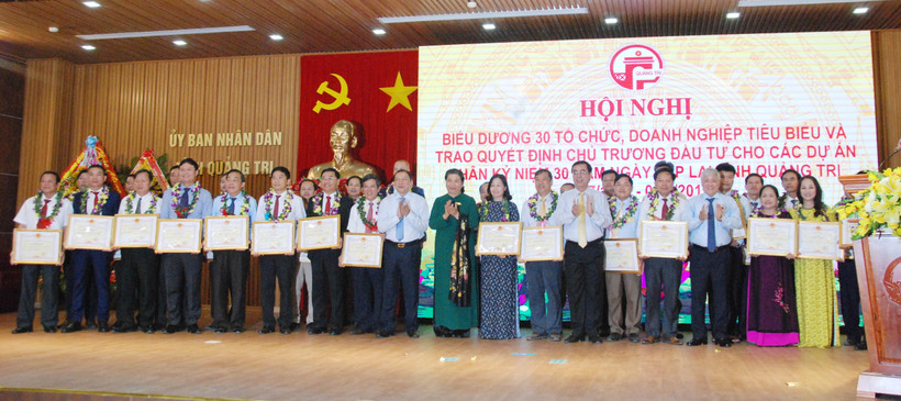 Phó Chủ tịch Thường trực Quốc hội Tòng Thị Phóng chụp ảnh chung với 30 tổ chức, doanh nghiệp tiêu biểu. (Ảnh: Thanh Thủy/TTXVN) 