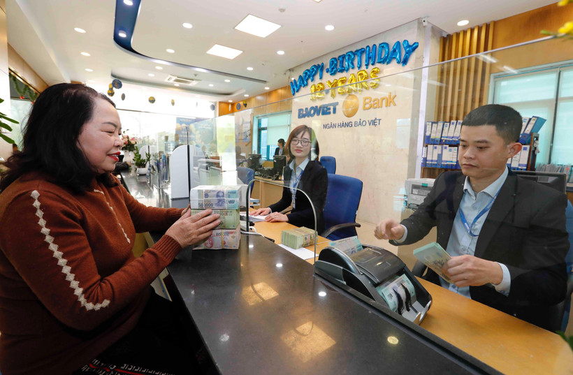 Khách hàng giao dịch tại Ngân hàng TMCP Bảo Việt. Ảnh minh họa (Ảnh: Trần Việt/TTXVN)