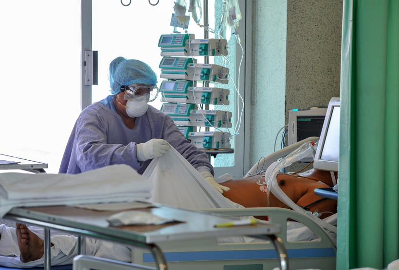 Nhân viên y tế điều trị cho bệnh nhân nhiễm COVID-19 tại Toluca, bang Mexico, Mexico ngày 9/4/2020. (Ảnh: AFP/TTXVN)