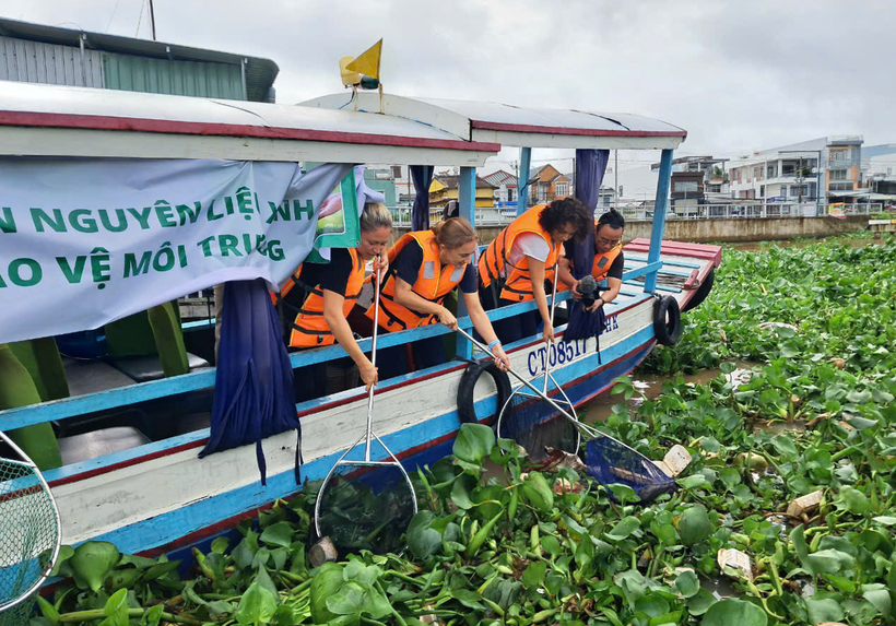 Hoạt động thu gom rác thải, vệ sinh môi trường tại khu vực chợ nổi Cái Răng, quận Ninh Kiều. (Ảnh: Hùng Võ/Vietnam+)