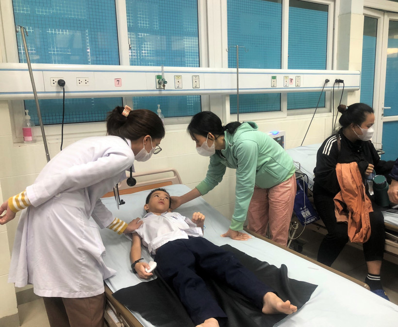 Bác sỹ kiểm tra cho học sinh nhập viện nghi ngộ độc thực phẩm. (Ảnh: TTXVN phát)