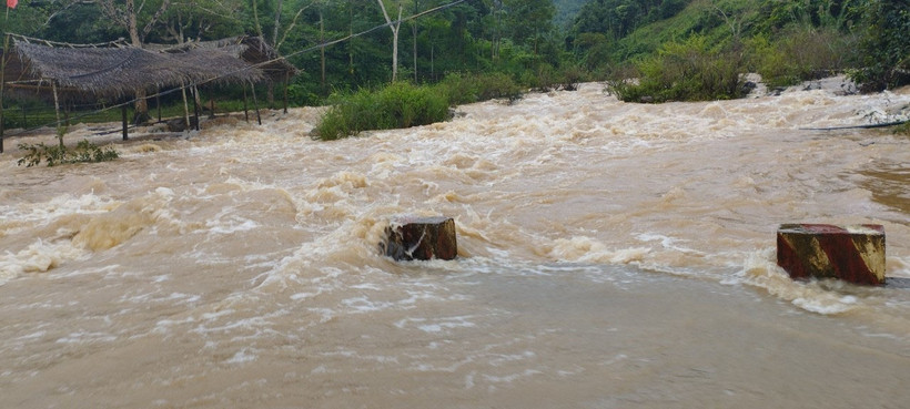 Cầu tràn thông Trăng Tà Puồng, xã Hướng Lập (Hướng Hóa, Quảng Trị) bị ngập trên 0,5m. (Ảnh: TTXVN phát)