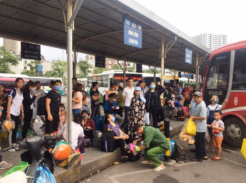 Rất đông người dân đã đổ xô về bến xe để nghỉ ngày lễ 30/4 và 1/5. (Ảnh: Việt Hùng/Vietnam+)