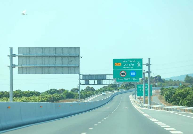 Hệ thống biển báo, hộ lan, cọc tiêu, phản quang trên tuyến đã hoàn tất. (Ảnh: Hoàng Hiếu/TTXVN)
