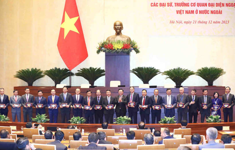 Chủ tịch Quốc hội Vương Đình Huệ trao tặng quà cho các Đại sứ, Trưởng cơ quan đại diện Ngoại giao Việt Nam ở nước ngoài. (Ảnh: Minh Đức/TTXVN)