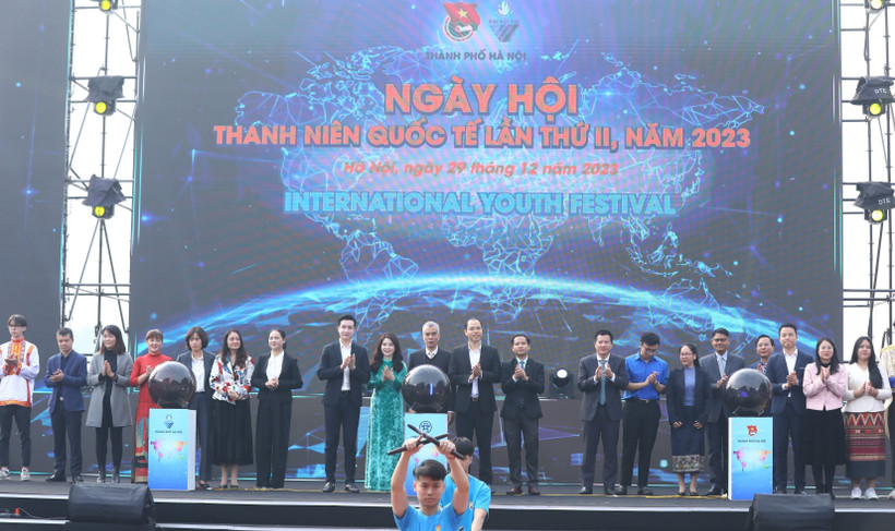 Các đại biểu thực hiện nghi thức khai mạc Festival Thanh niên Quốc tế lần thứ 2, năm 2023. (Ảnh: Minh Đức/TTXVN)