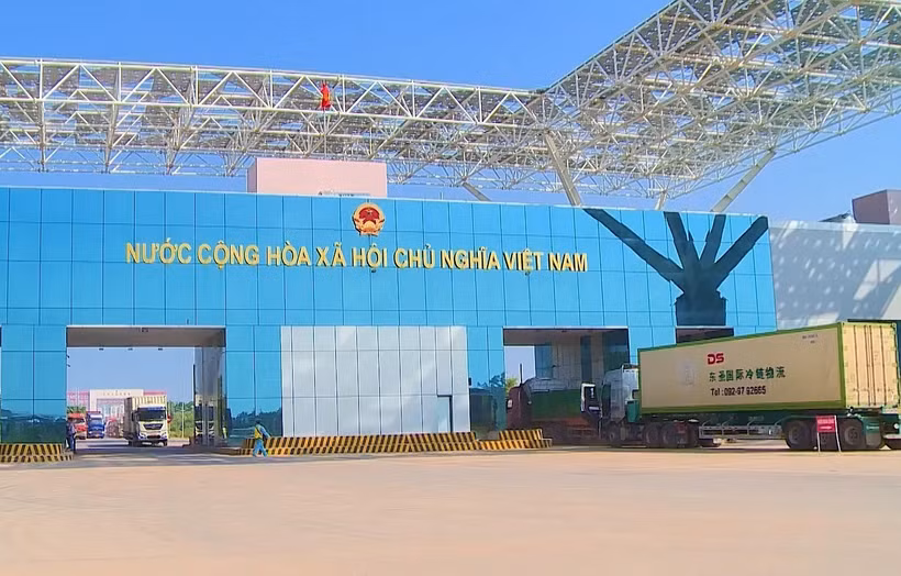 Phương tiện chở hàng hóa xuất nhập khẩu tại cửa khẩu cầu Bắc Luân 2. (Ảnh: TTXVN phát)